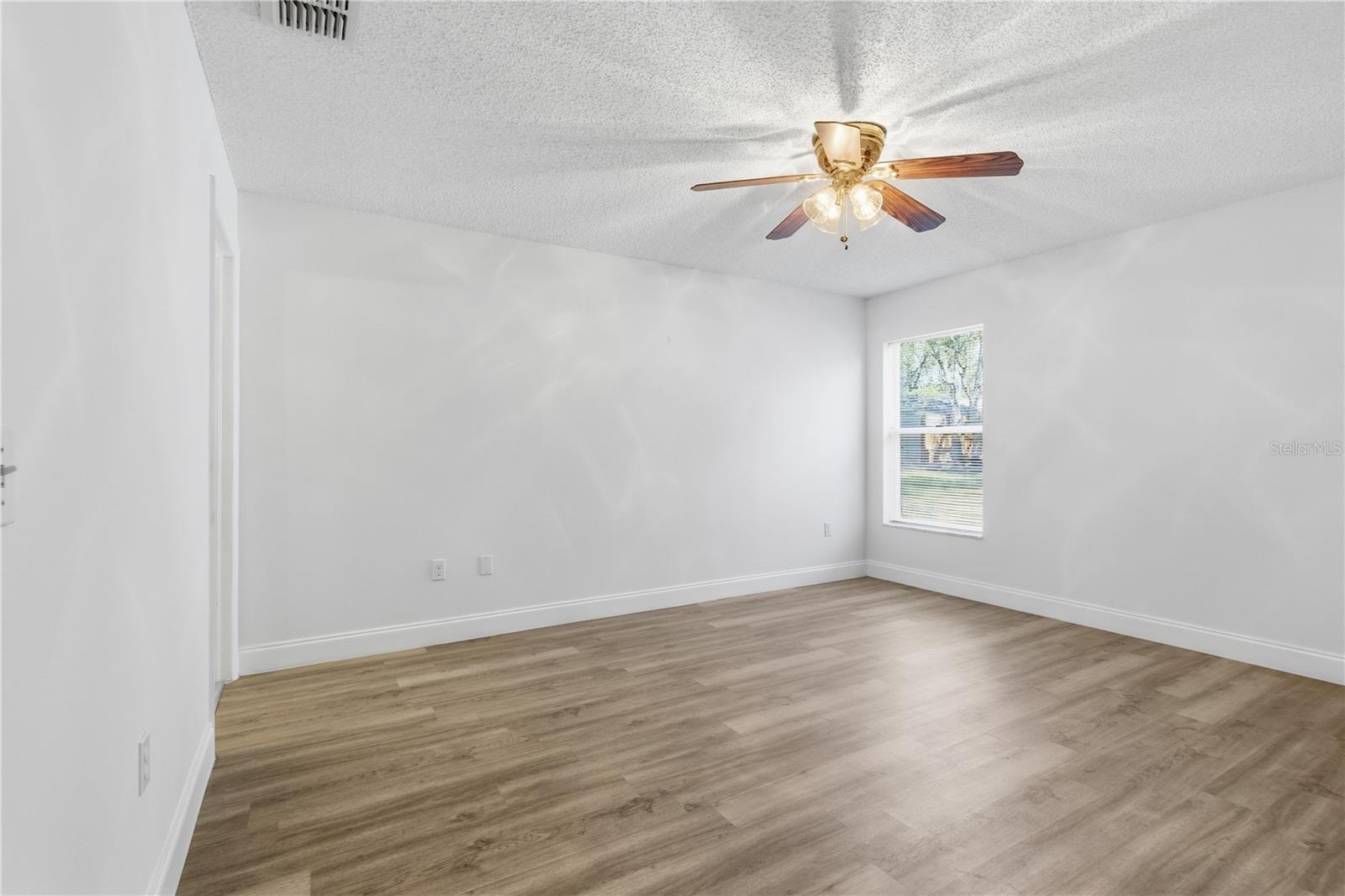 Listing photo id 23 for 4320 Bayridge Court