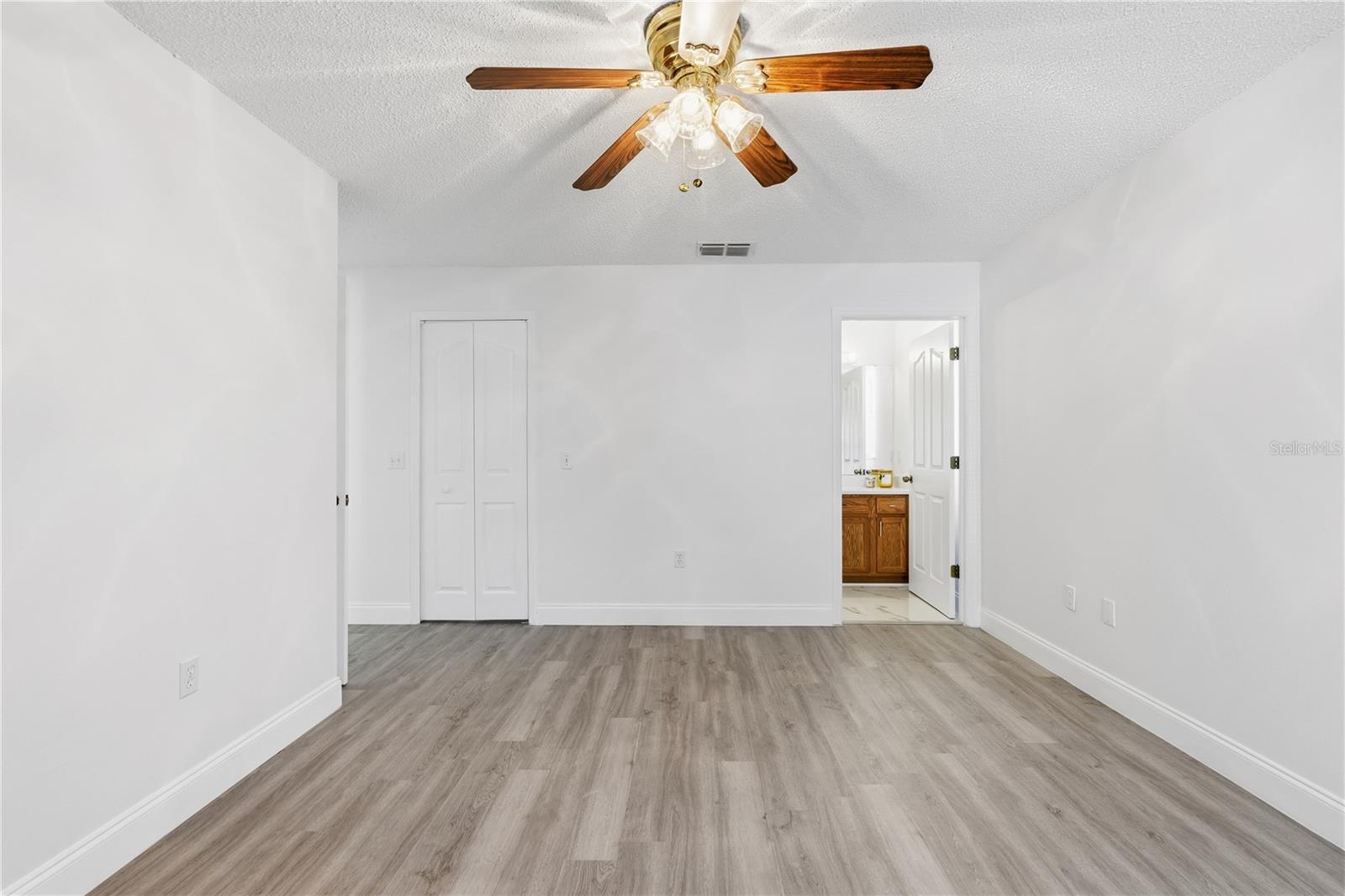 Listing photo id 24 for 4320 Bayridge Court