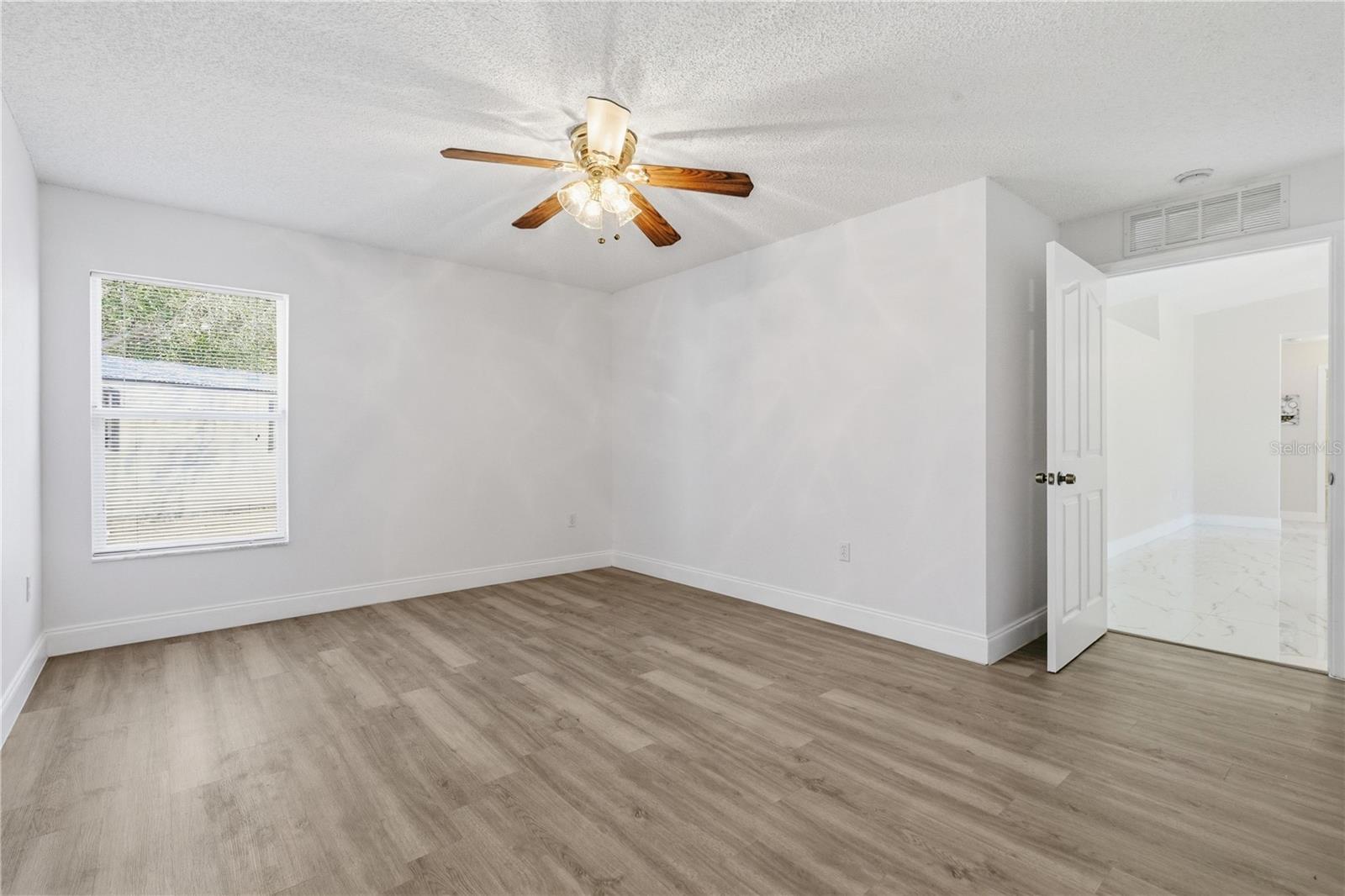 Listing photo id 28 for 4320 Bayridge Court