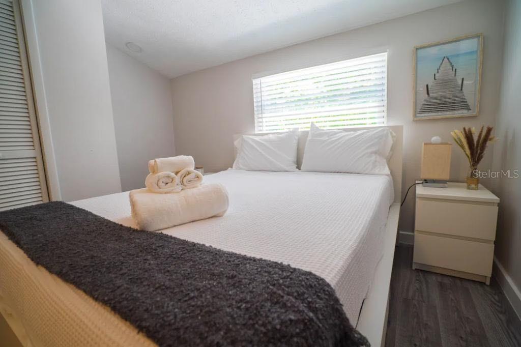 Image 13 of 30 For 12216 Noreast Lake Drive