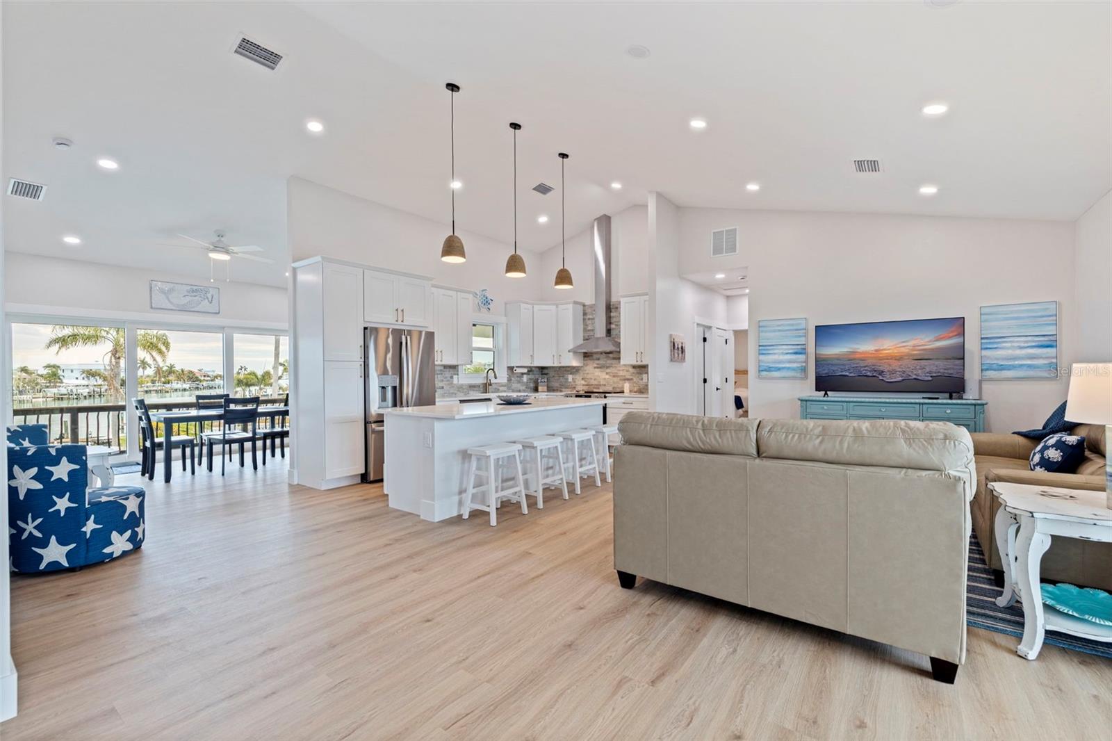 Listing photo id 2 for 605 115th Avenue