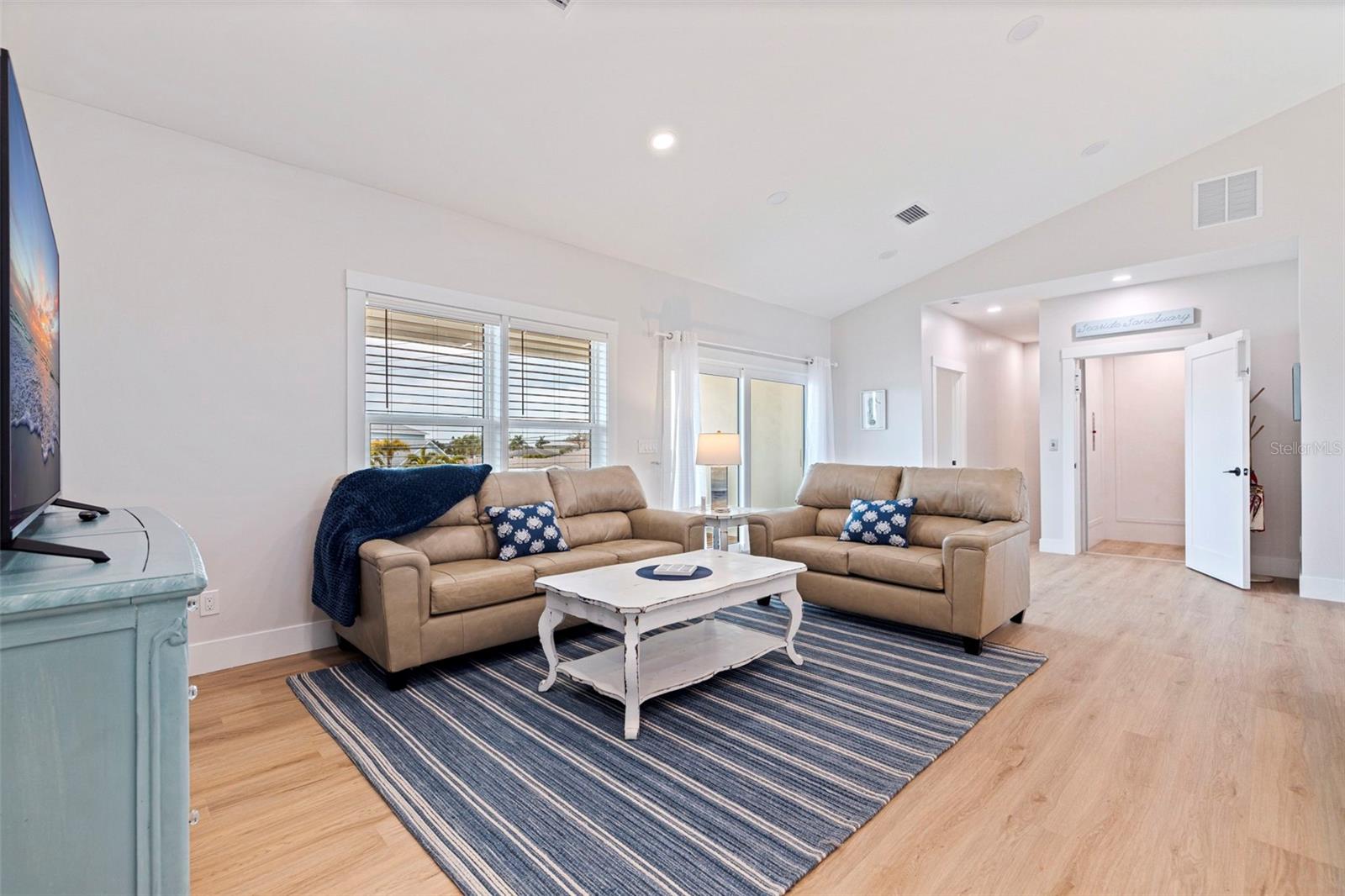 Listing photo id 5 for 605 115th Avenue