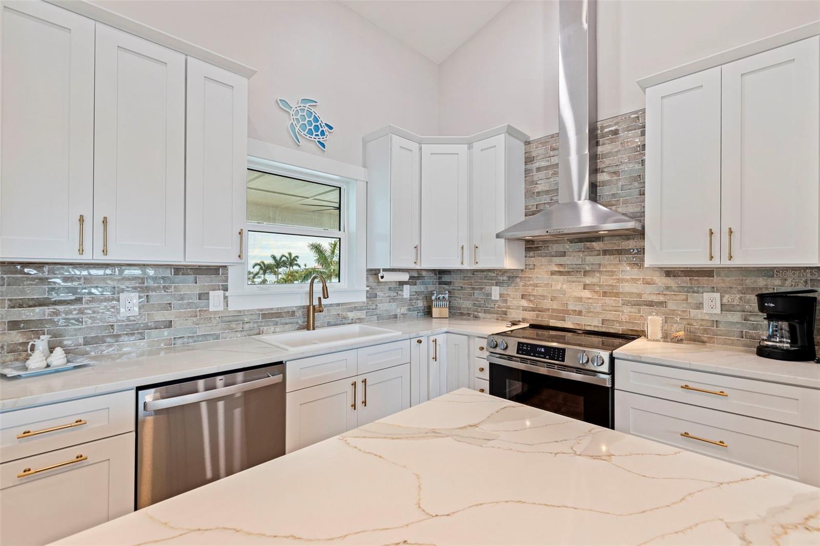 Listing photo id 7 for 605 115th Avenue