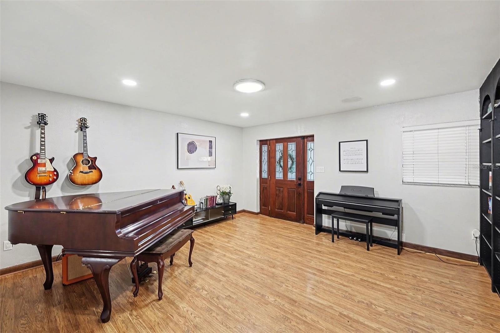 Listing photo id 2 for 5967 102nd Avenue N