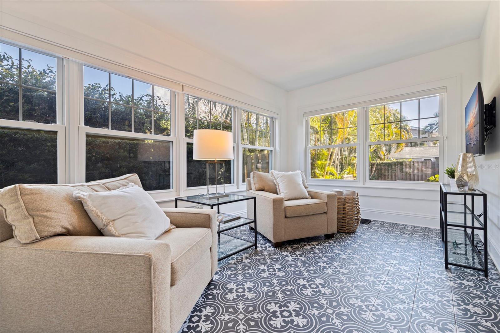 Listing photo id 11 for 646 17th Ave Ne