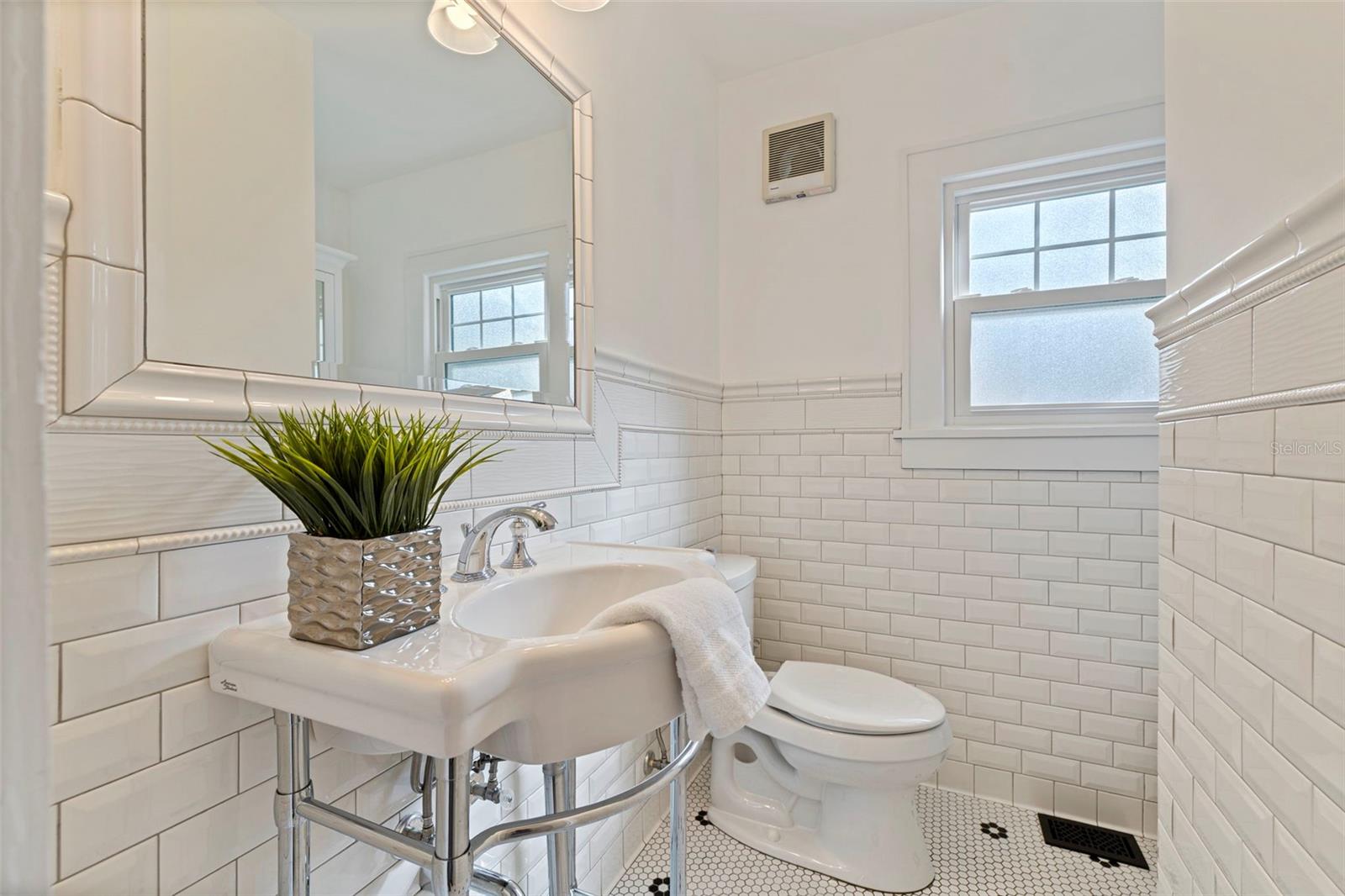 Listing photo id 13 for 646 17th Ave Ne