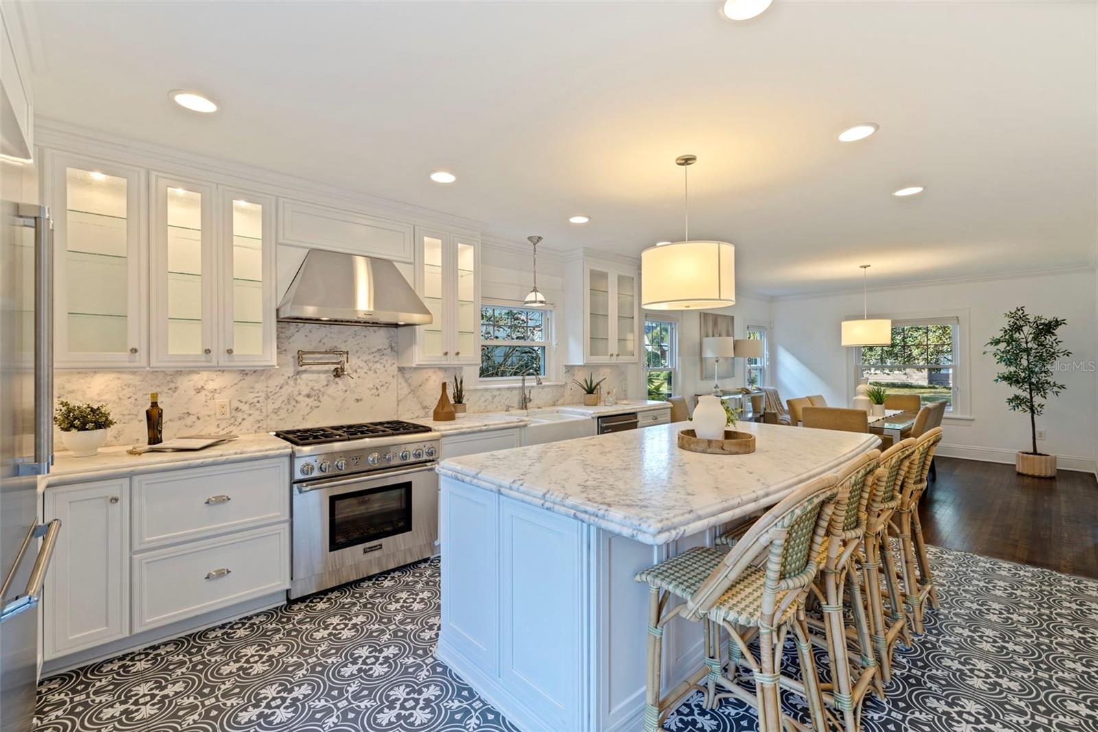 Listing photo id 19 for 646 17th Ave Ne