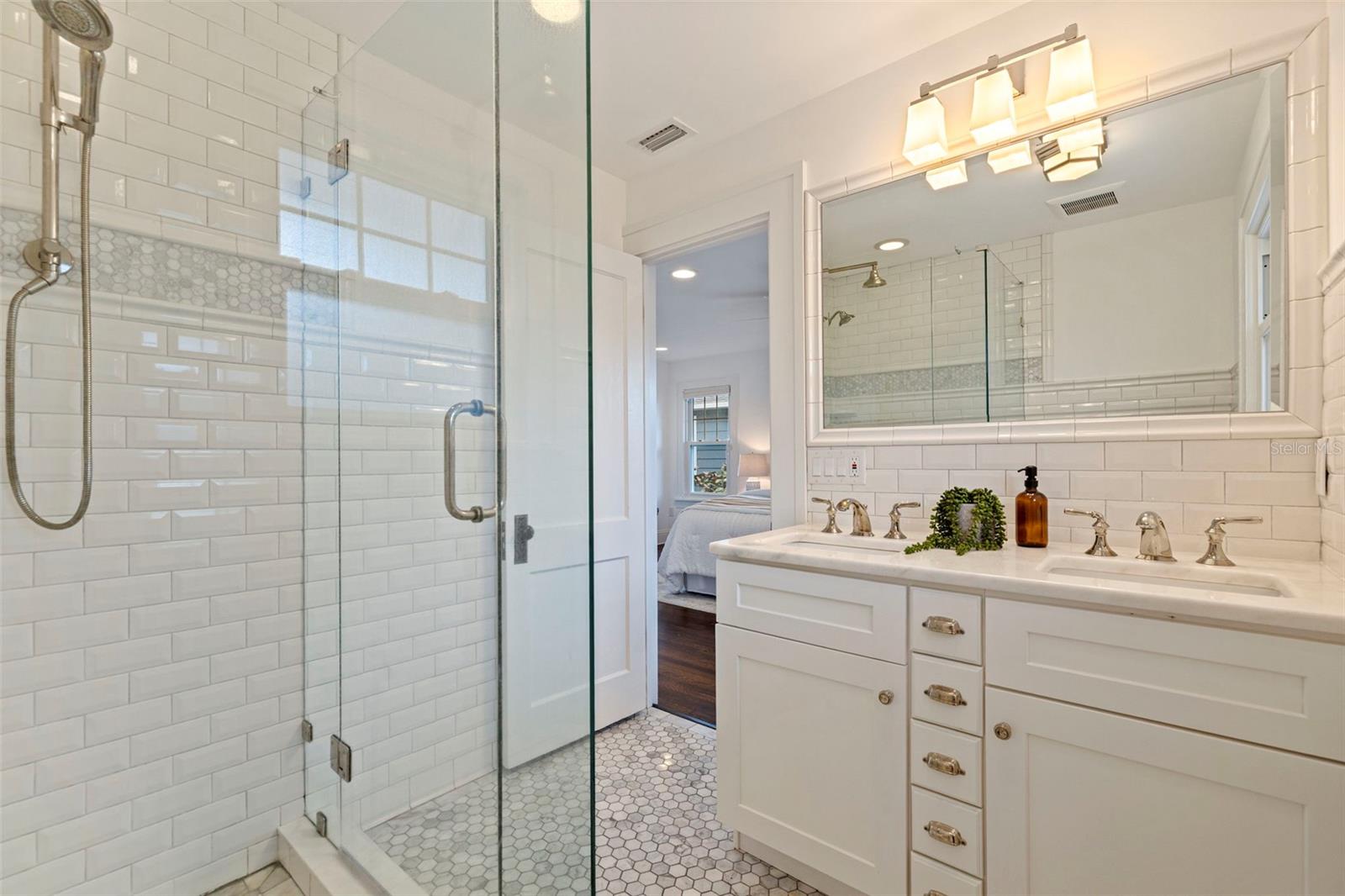 Listing photo id 25 for 646 17th Ave Ne