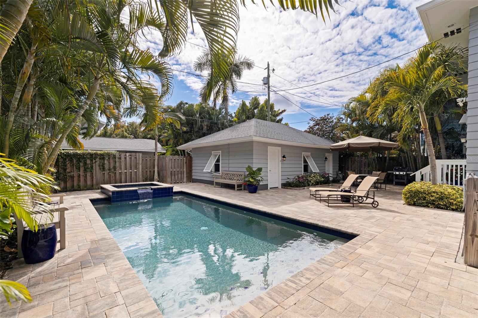 Listing photo id 1 for 646 17th Ave Ne