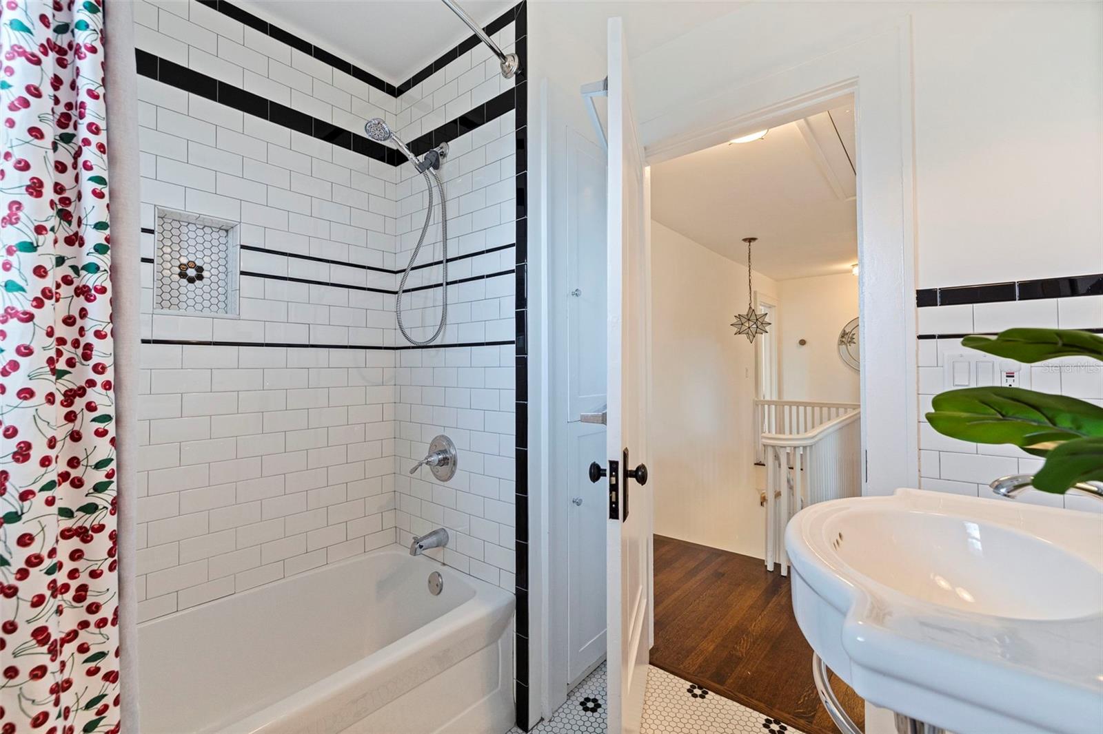 Listing photo id 32 for 646 17th Ave Ne