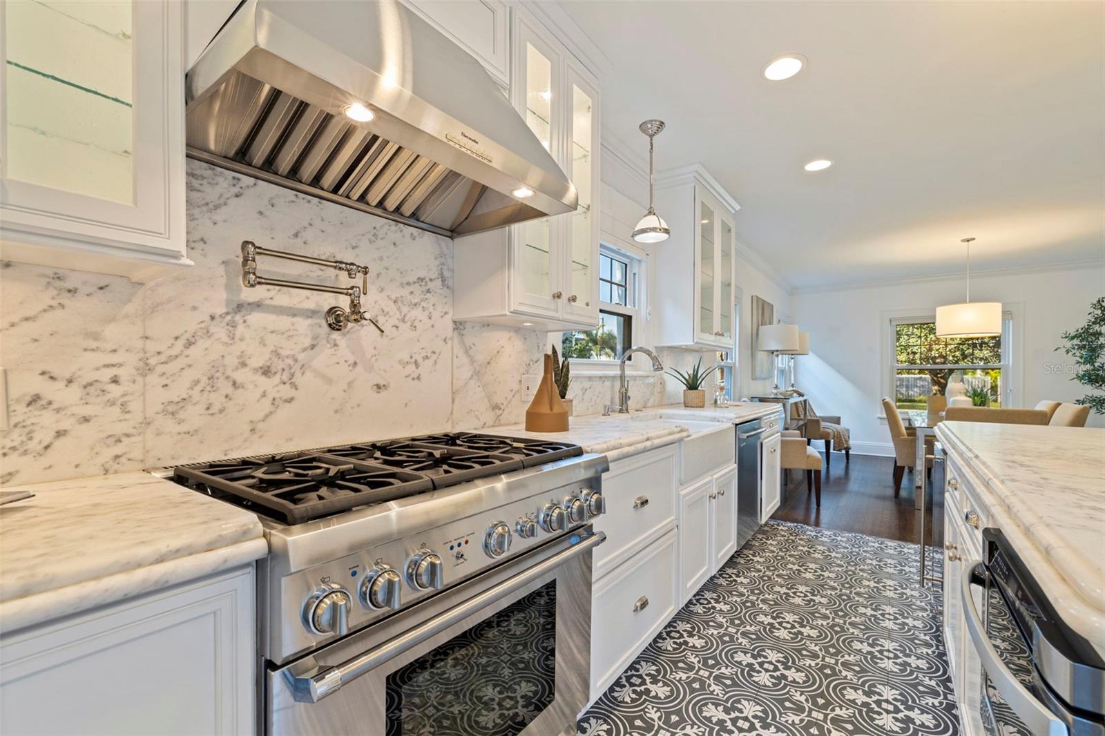 Listing photo id 4 for 646 17th Ave Ne