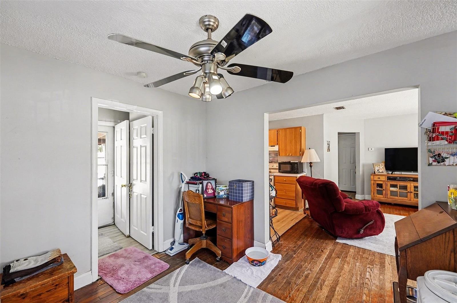 Listing photo id 8 for 5367 46th Avenue N