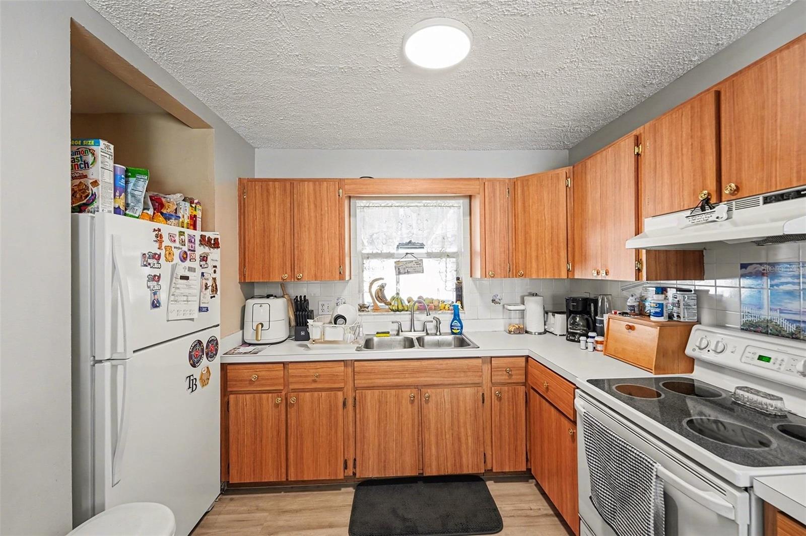 Listing photo id 11 for 5367 46th Avenue N