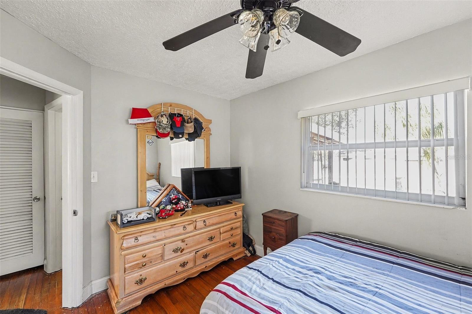 Listing photo id 13 for 5367 46th Avenue N