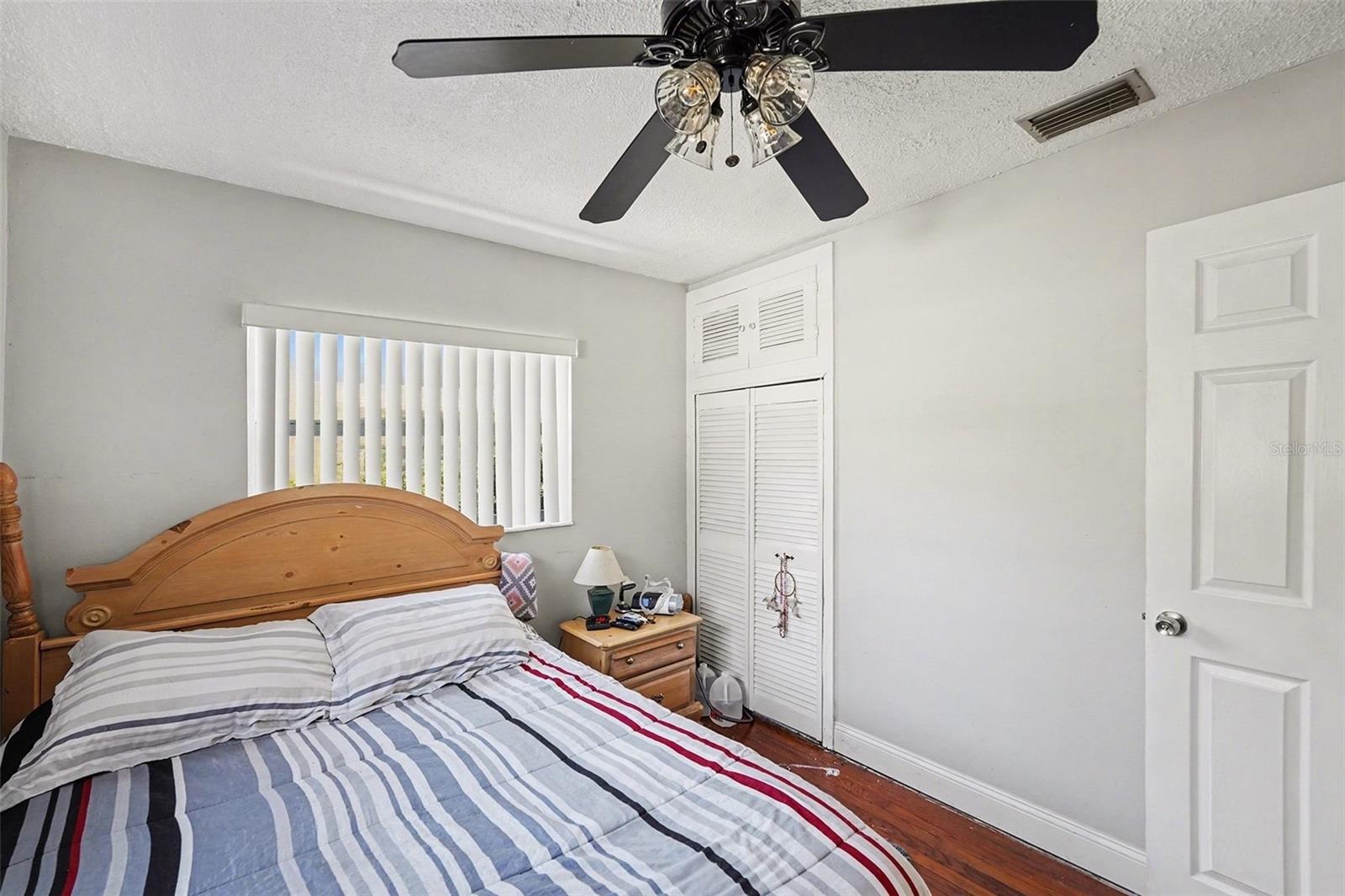 Listing photo id 15 for 5367 46th Avenue N