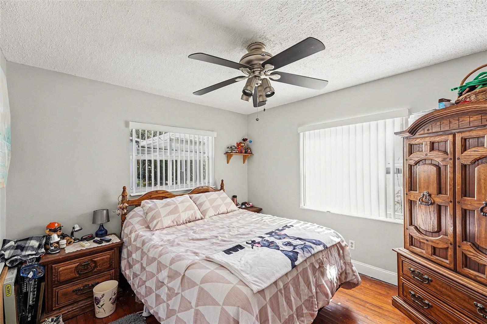 Listing photo id 16 for 5367 46th Avenue N