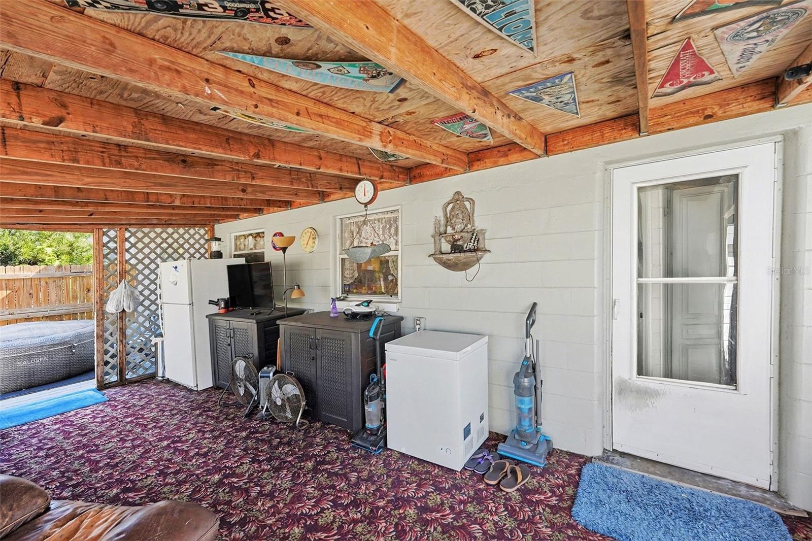 Listing photo id 19 for 5367 46th Avenue N