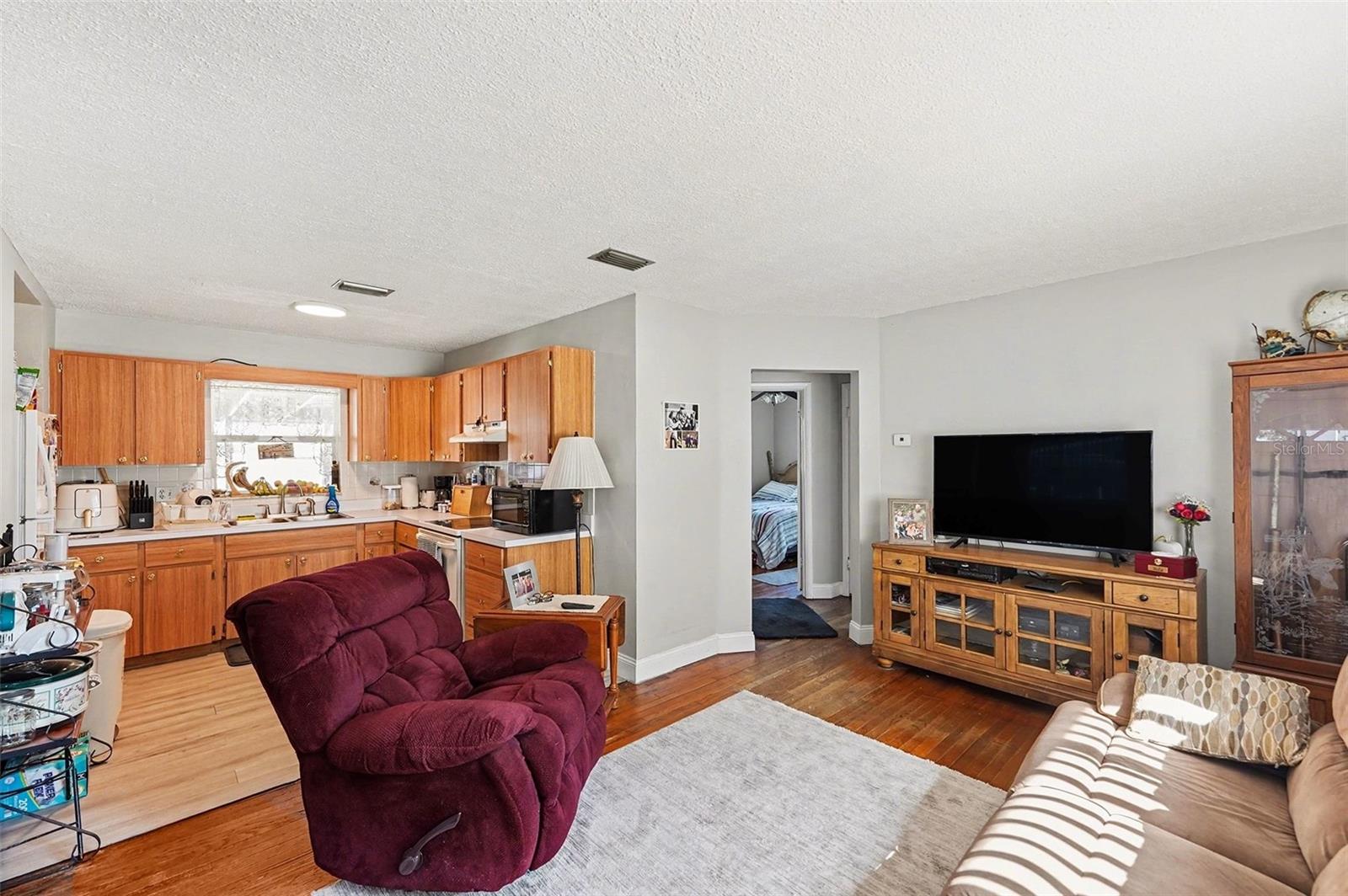 Listing photo id 3 for 5367 46th Avenue N