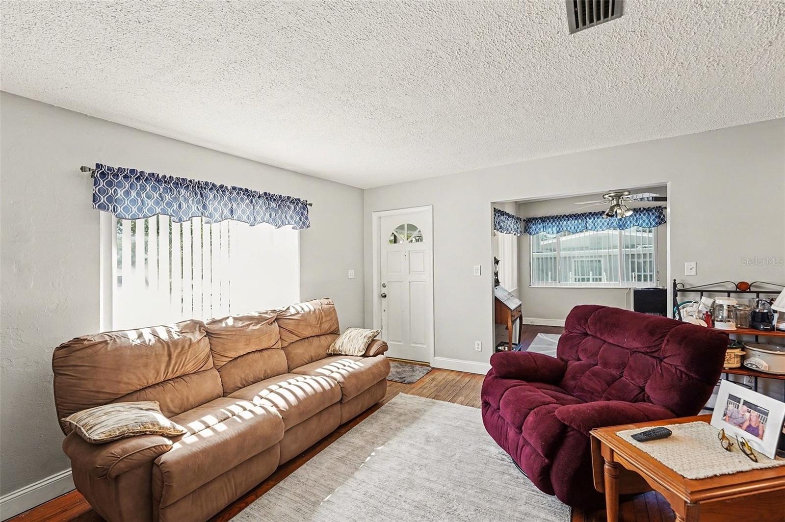 Listing photo id 4 for 5367 46th Avenue N