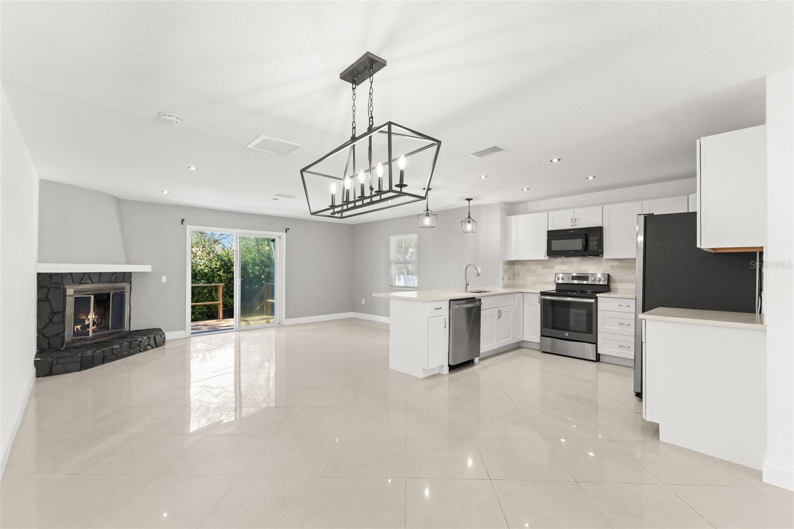 Image 7 of 24 For 4426 Helena Street Ne