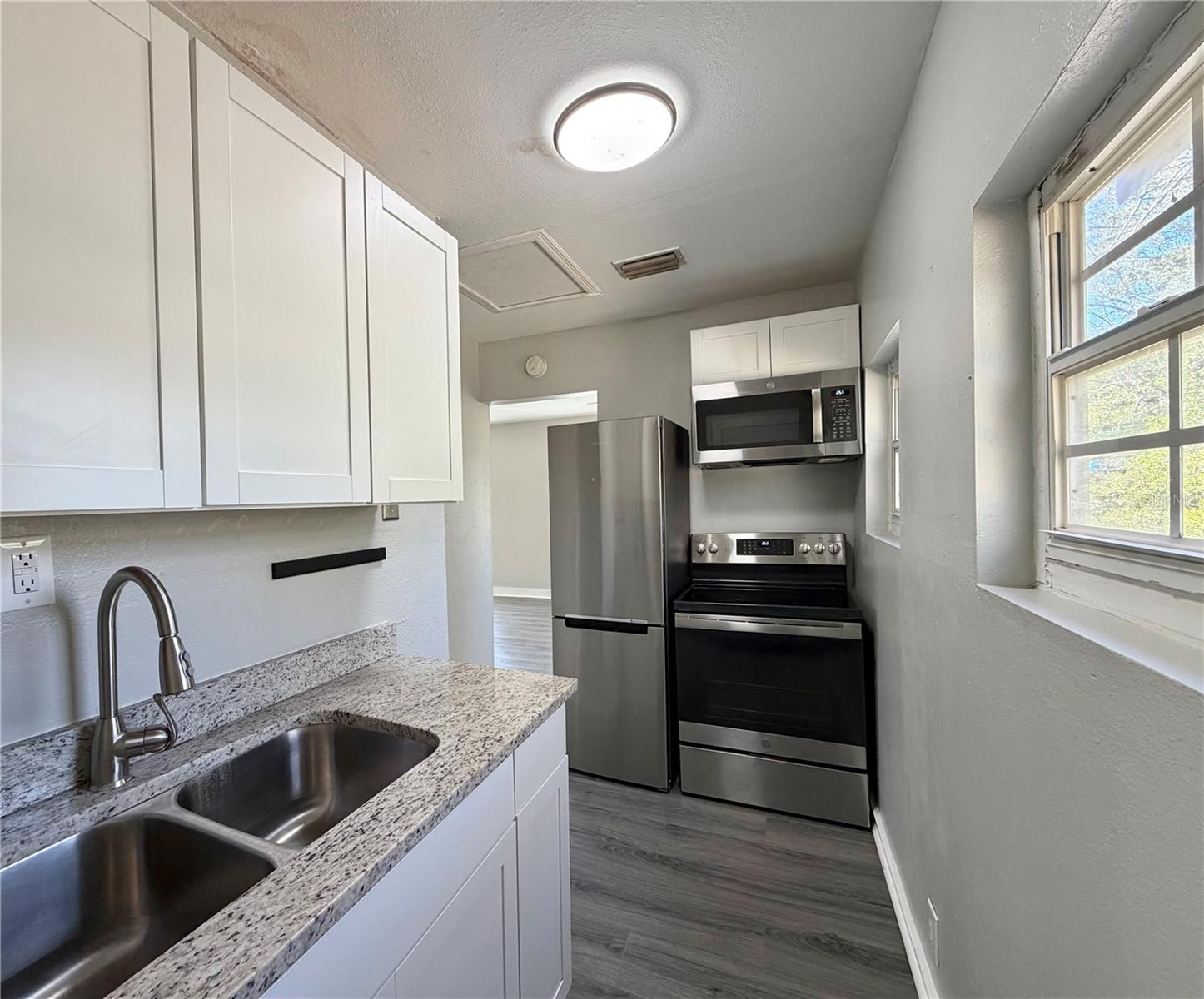 Image 4 of 7 For 506 Park Way