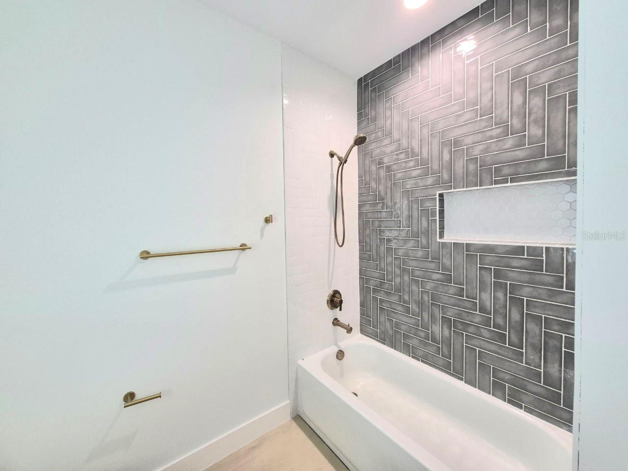 Image 25 of 40 For 3304 North Bay Street