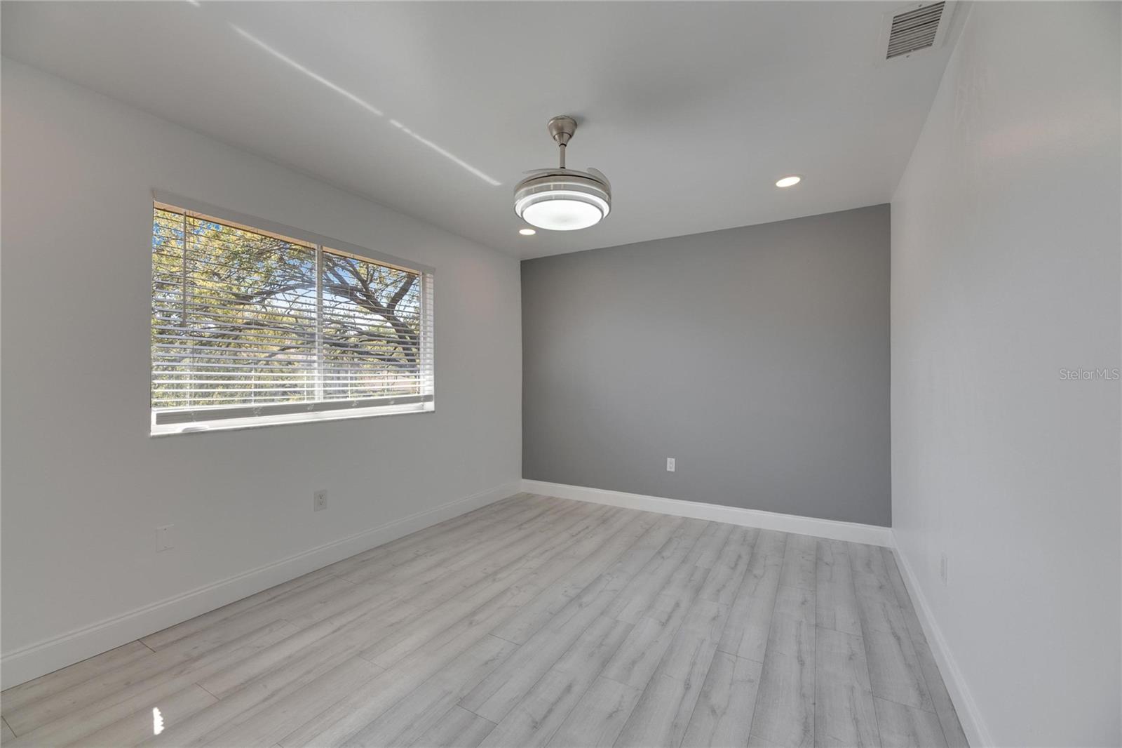 Image 18 of 31 For 1828 Bough Avenue 3