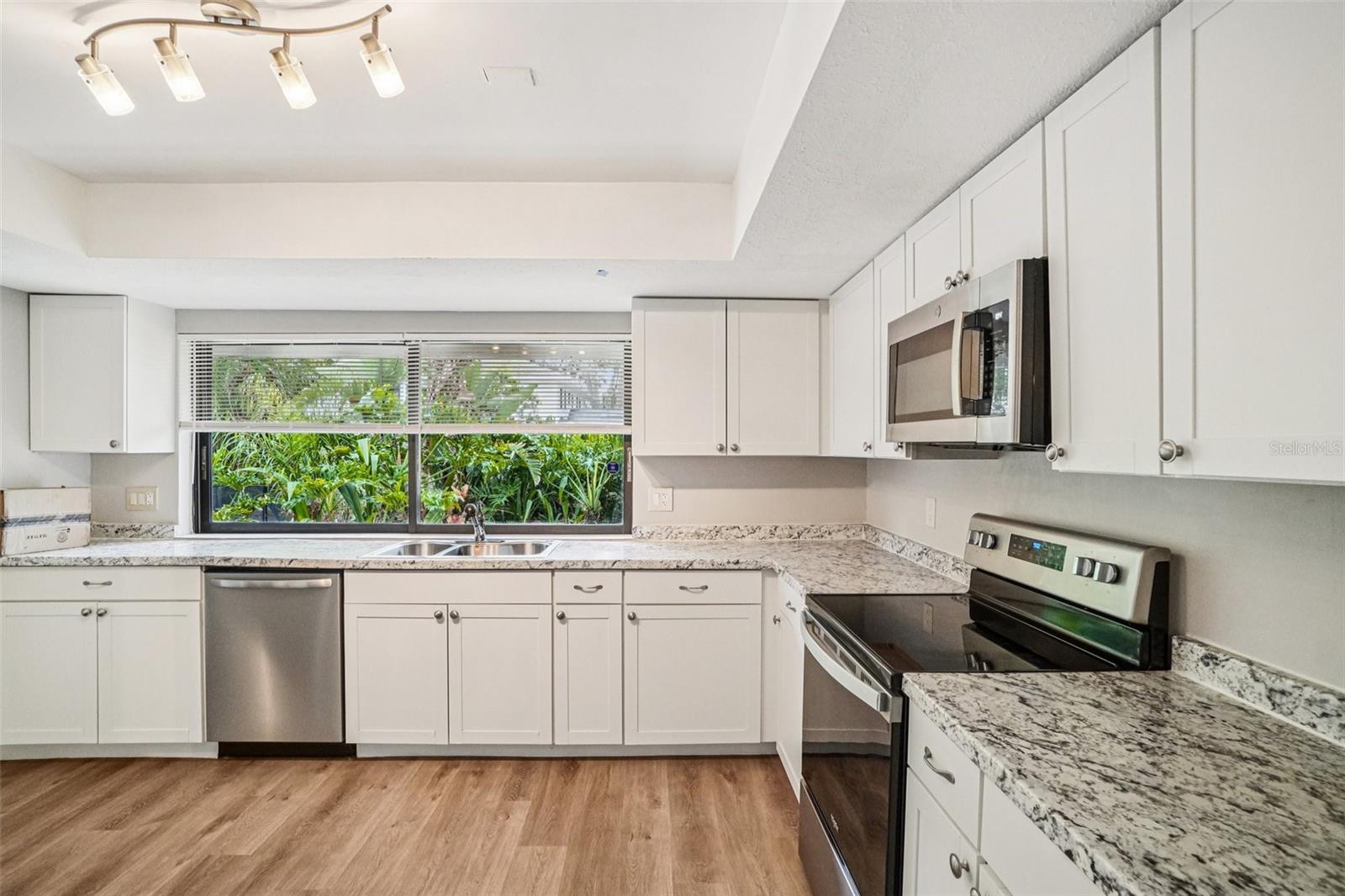 Listing photo id 11 for 4218 Water Oaks Lane