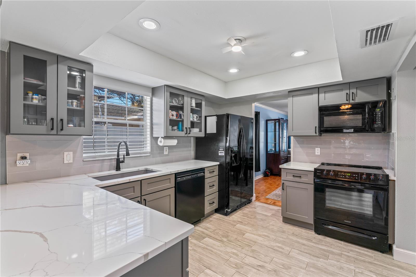 Listing photo id 9 for 4118 Obispo Street