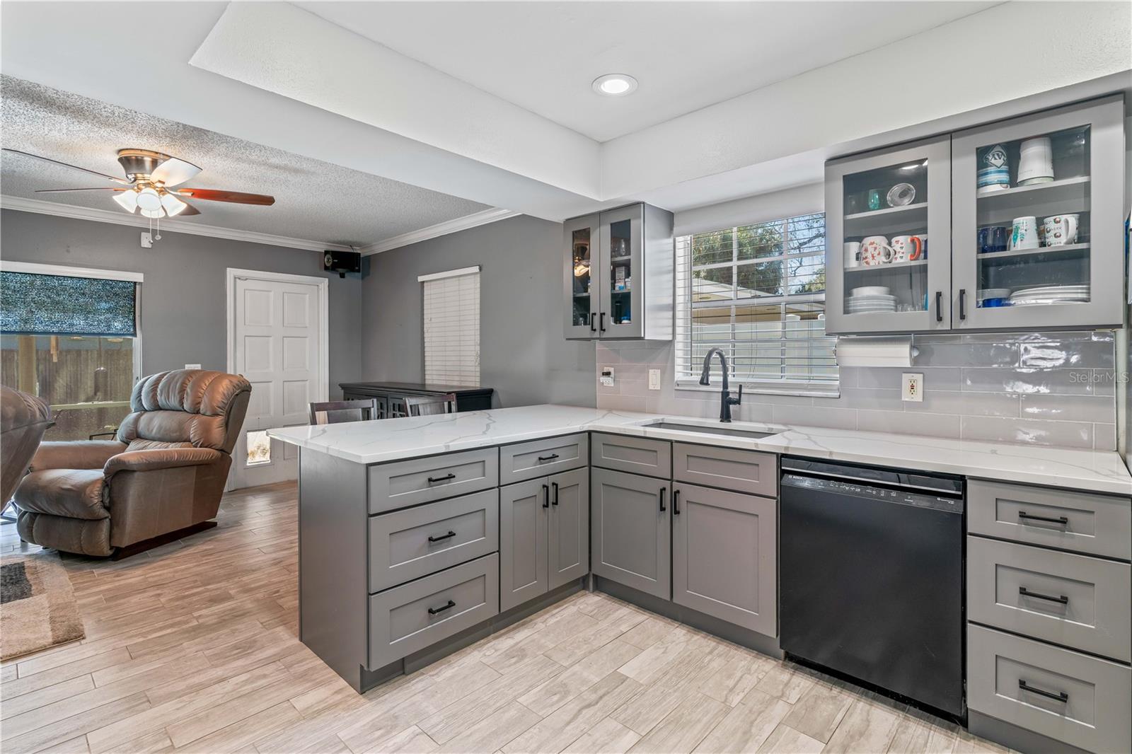 Listing photo id 10 for 4118 Obispo Street