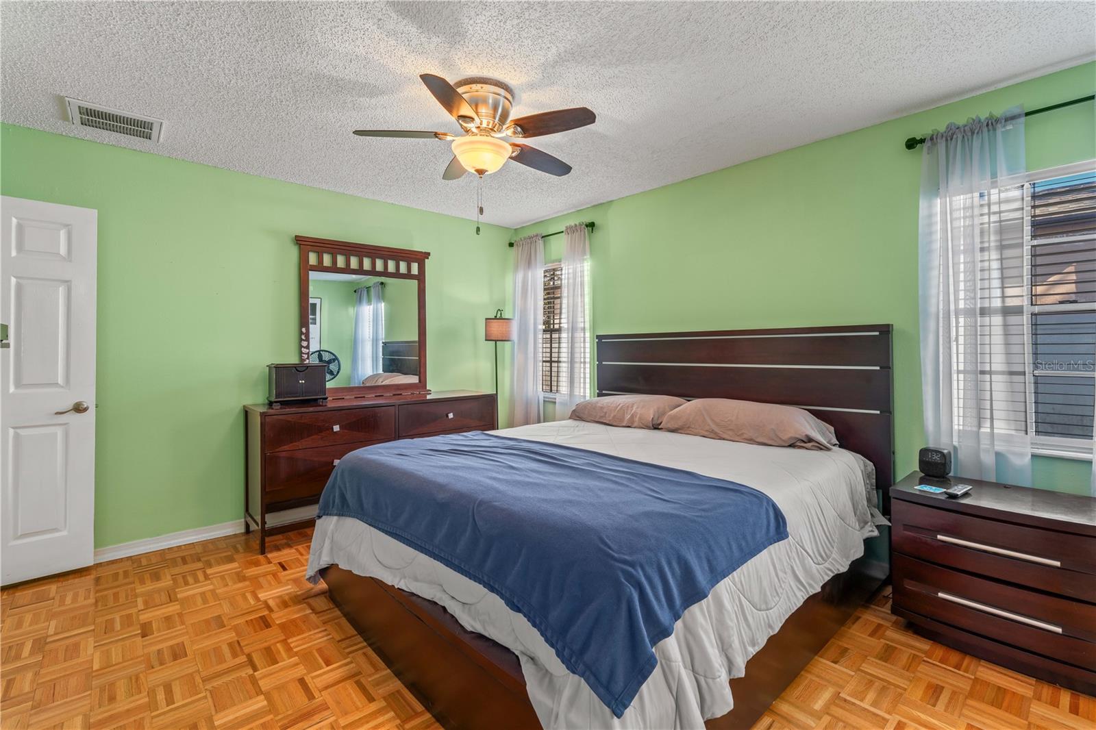 Listing photo id 13 for 4118 Obispo Street