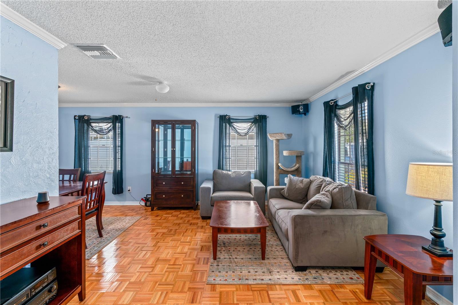 Listing photo id 3 for 4118 Obispo Street