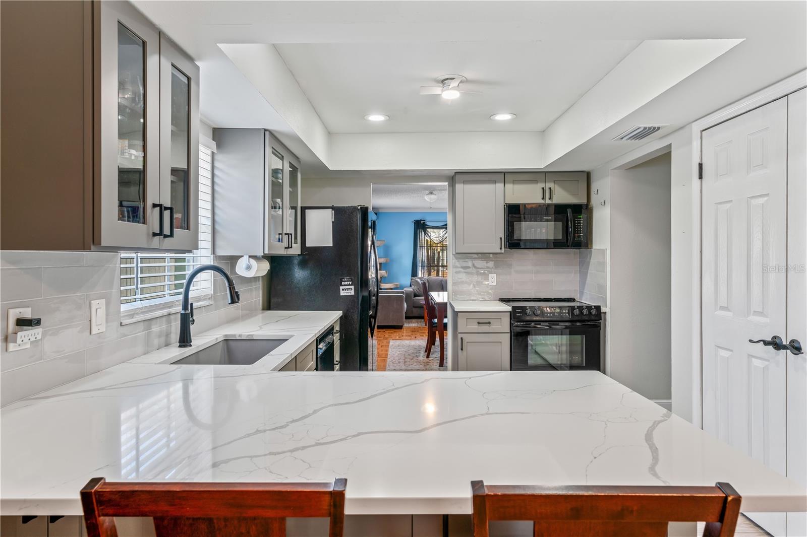 Listing photo id 7 for 4118 Obispo Street