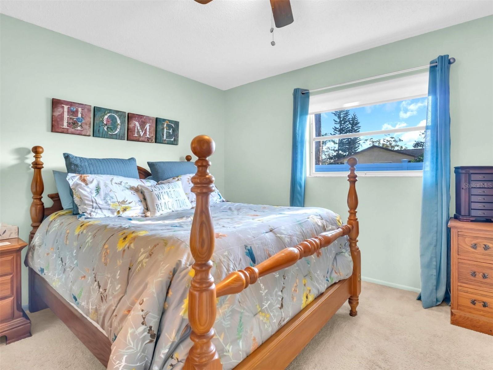 Listing photo id 9 for 811 Helmsman Way