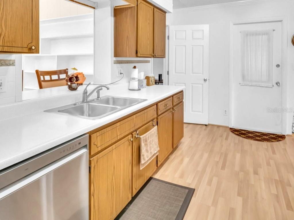 Listing photo id 13 for 811 Helmsman Way