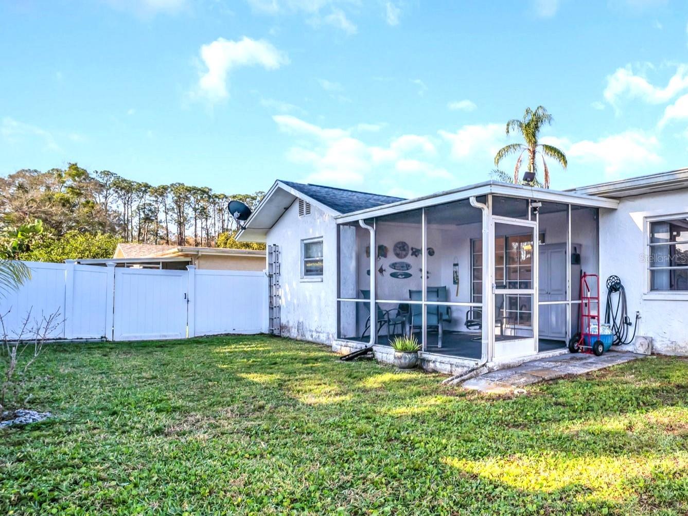 Listing photo id 25 for 811 Helmsman Way