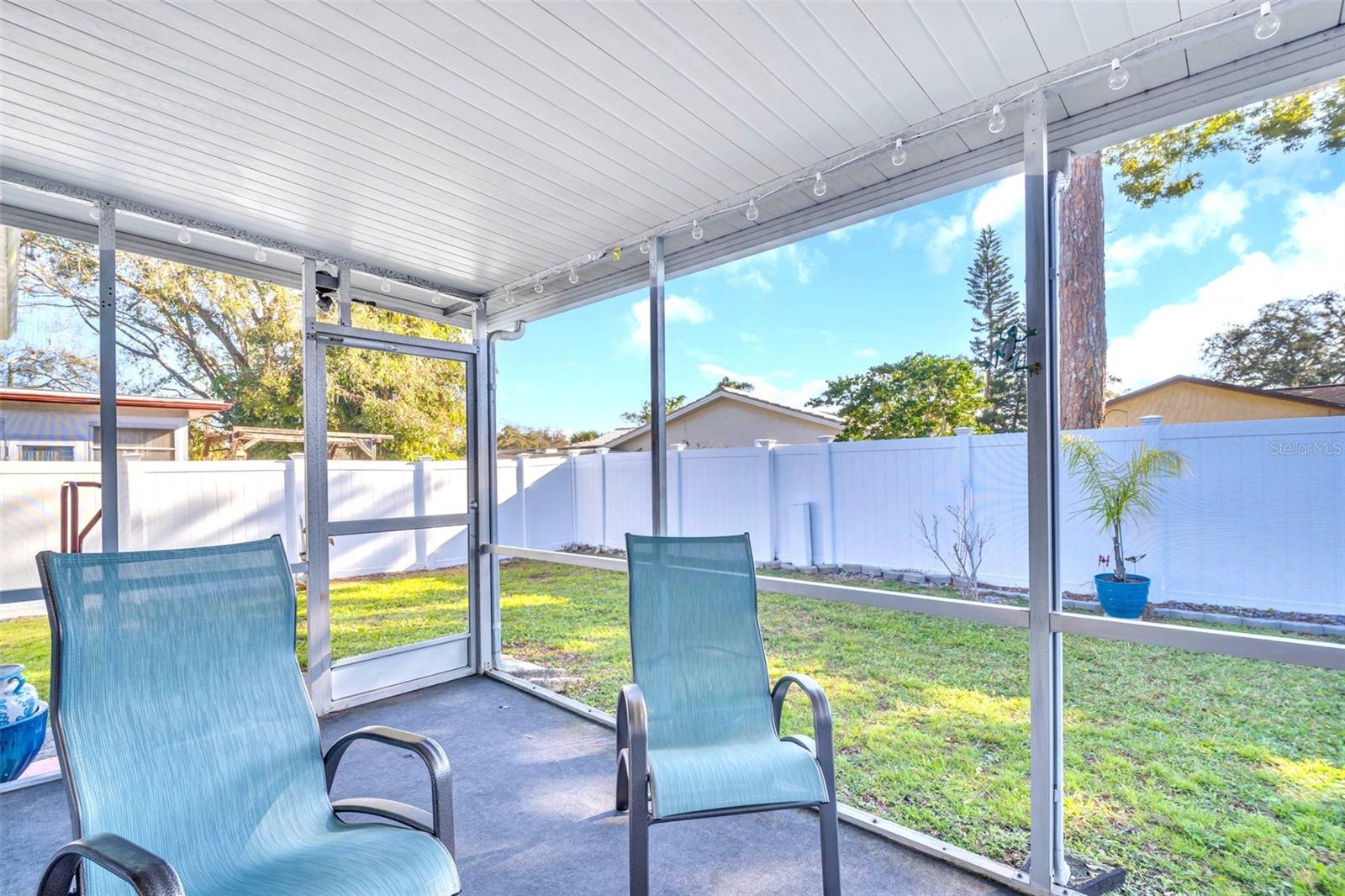 Listing photo id 3 for 811 Helmsman Way