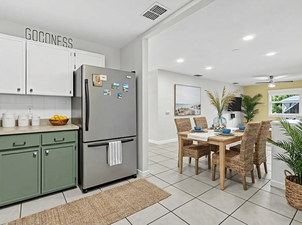 Image 18 of 58 For 2056 Red Cedar Lane E