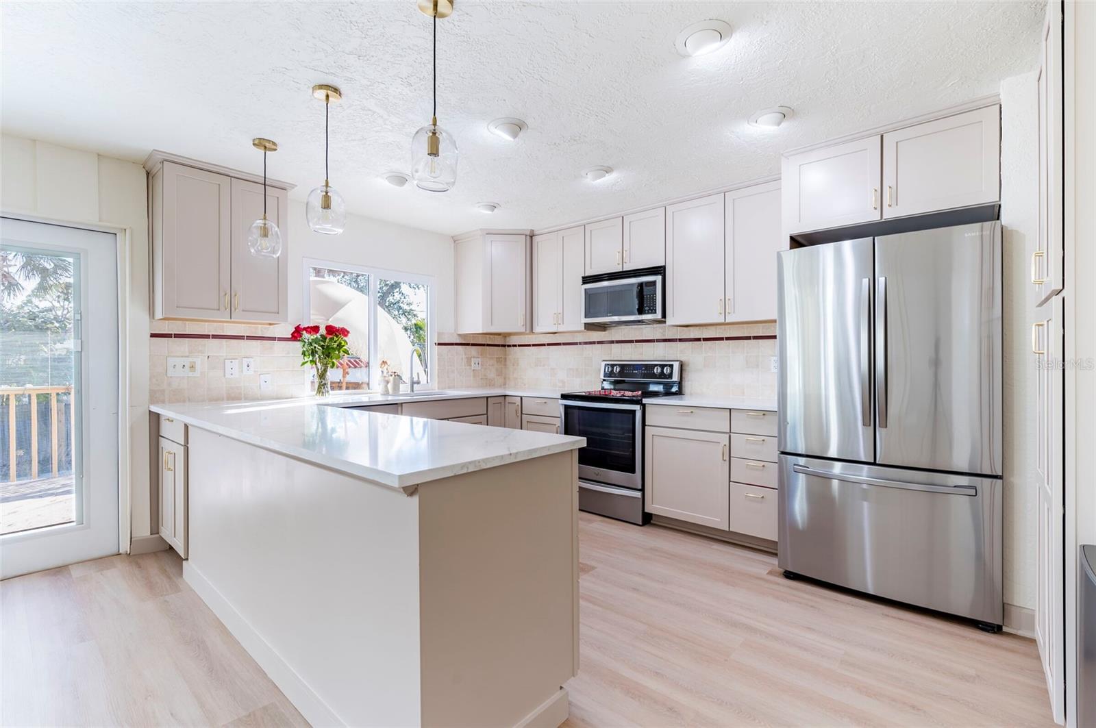 Listing photo id 9 for 1870 Nebraska Avenue Ne