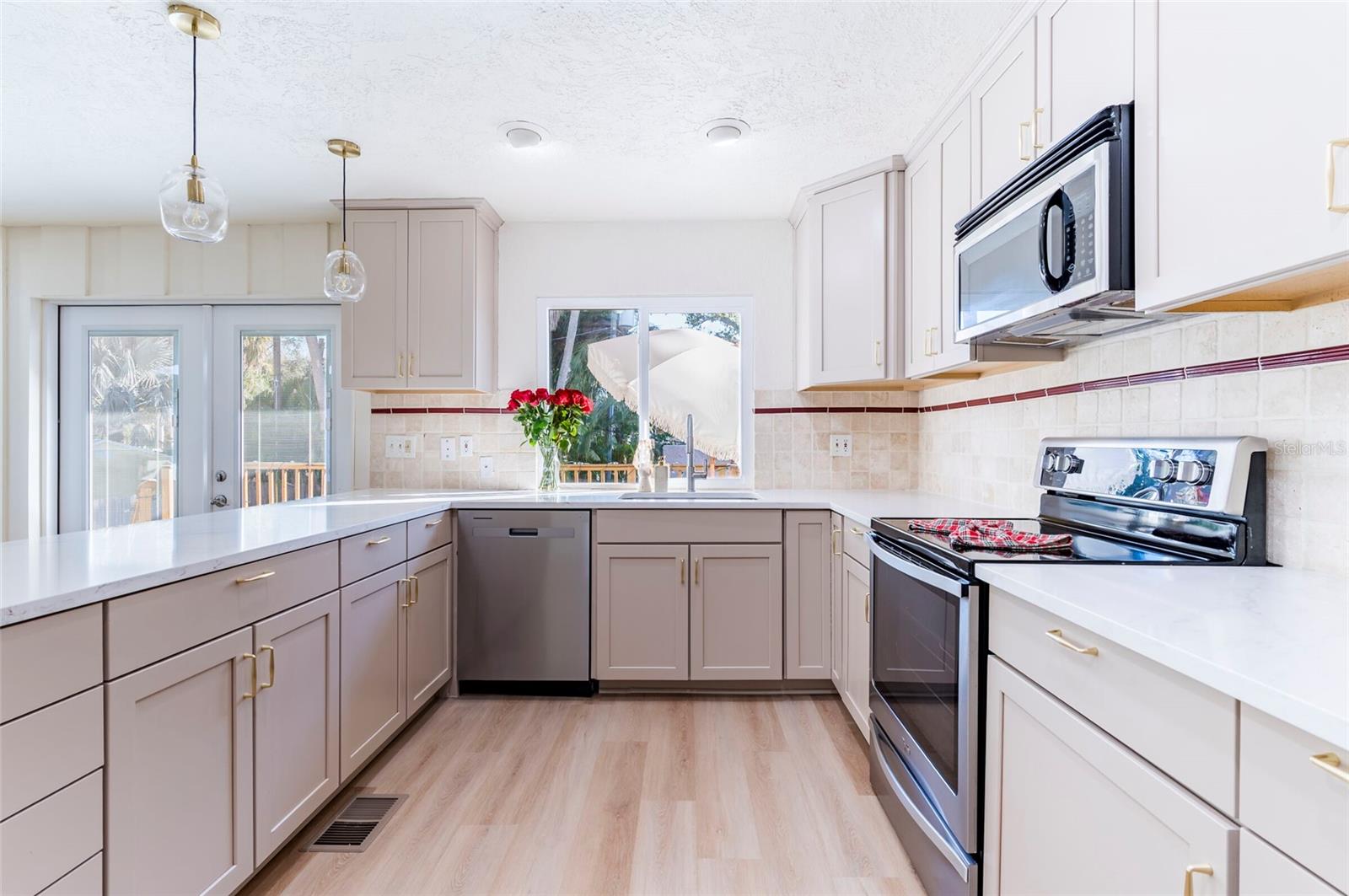 Listing photo id 11 for 1870 Nebraska Avenue Ne