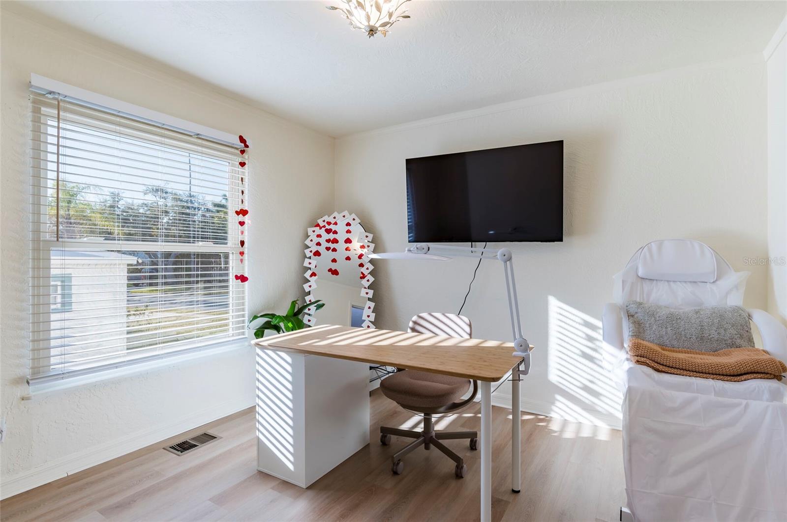 Listing photo id 12 for 1870 Nebraska Avenue Ne