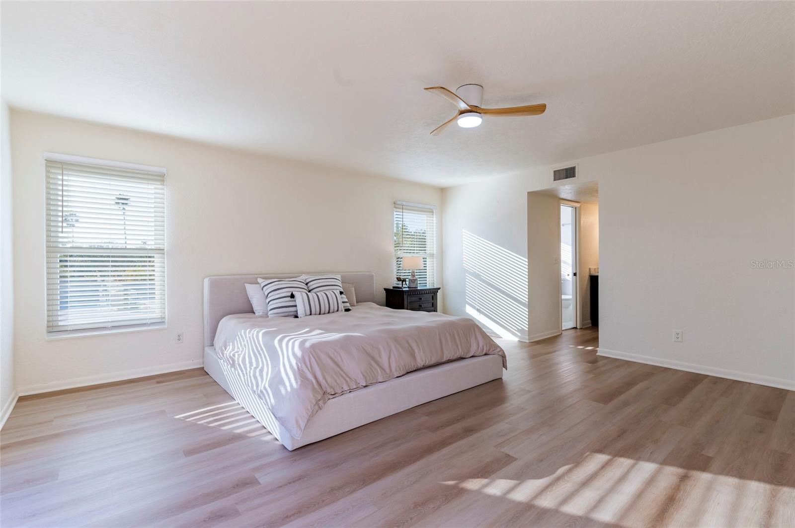 Listing photo id 16 for 1870 Nebraska Avenue Ne