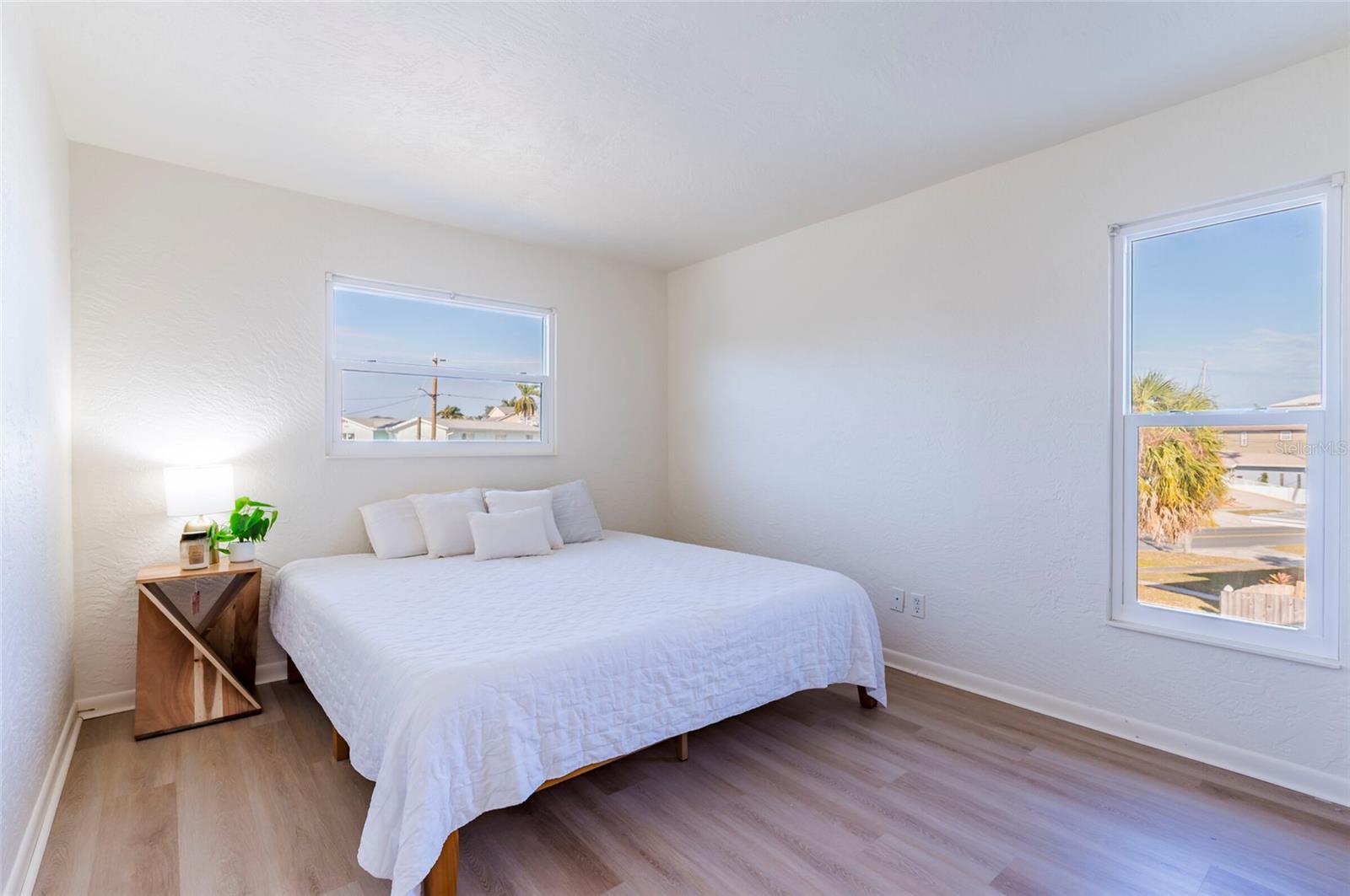 Listing photo id 22 for 1870 Nebraska Avenue Ne