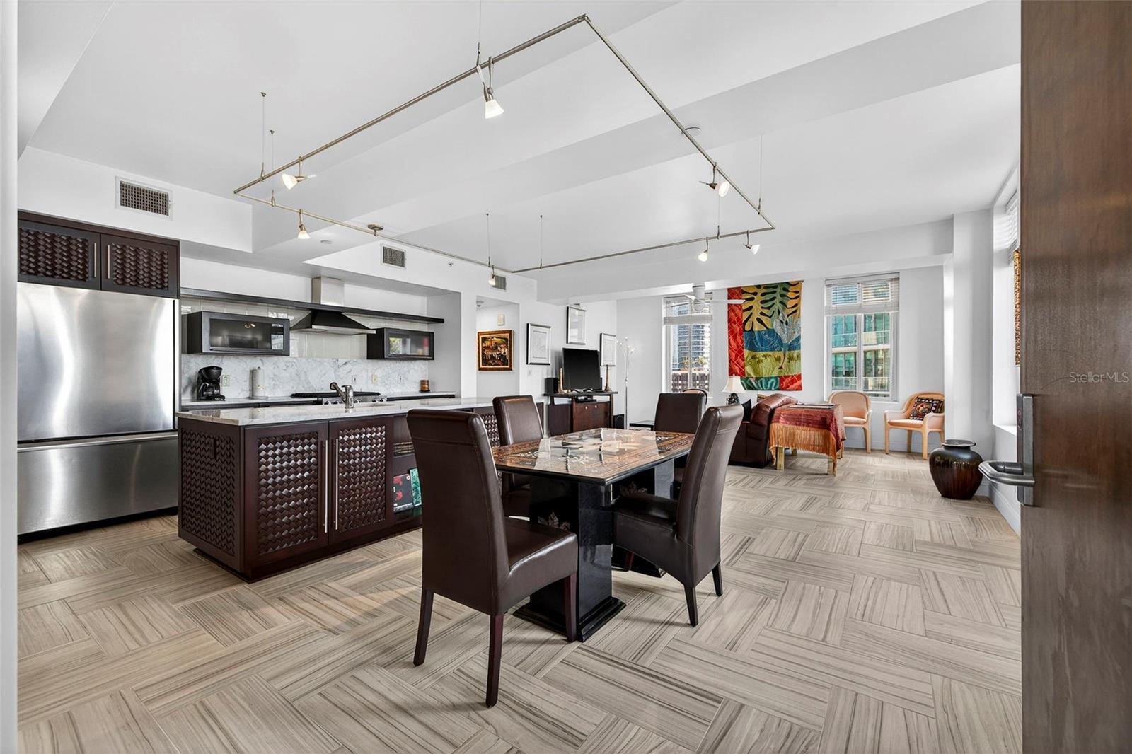 Listing photo id 2 for 405 Central Avenue 600