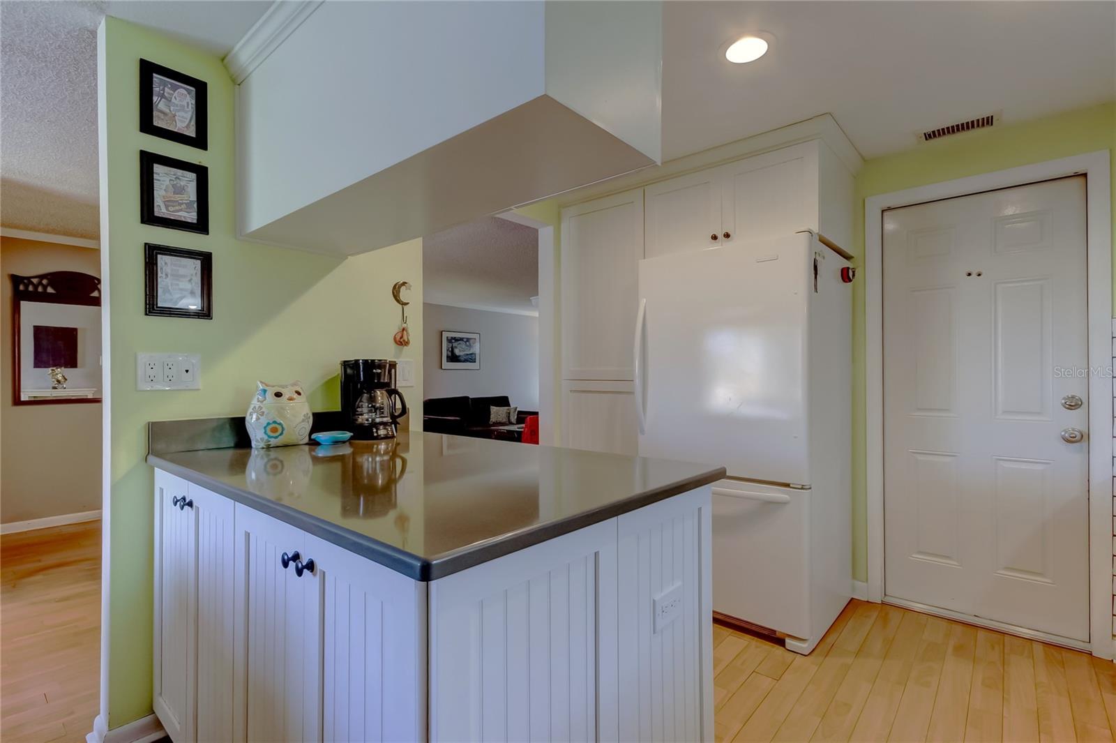 Image 20 of 52 For 3483 7th Avenue Se