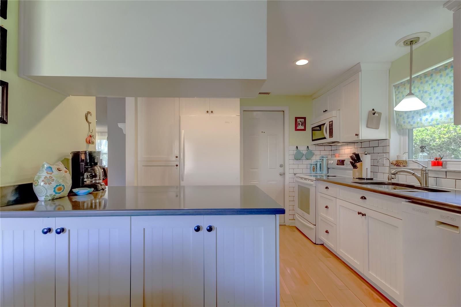 Image 21 of 52 For 3483 7th Avenue Se