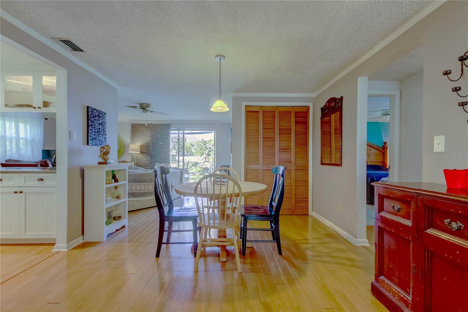 Image 6 of 52 For 3483 7th Avenue Se