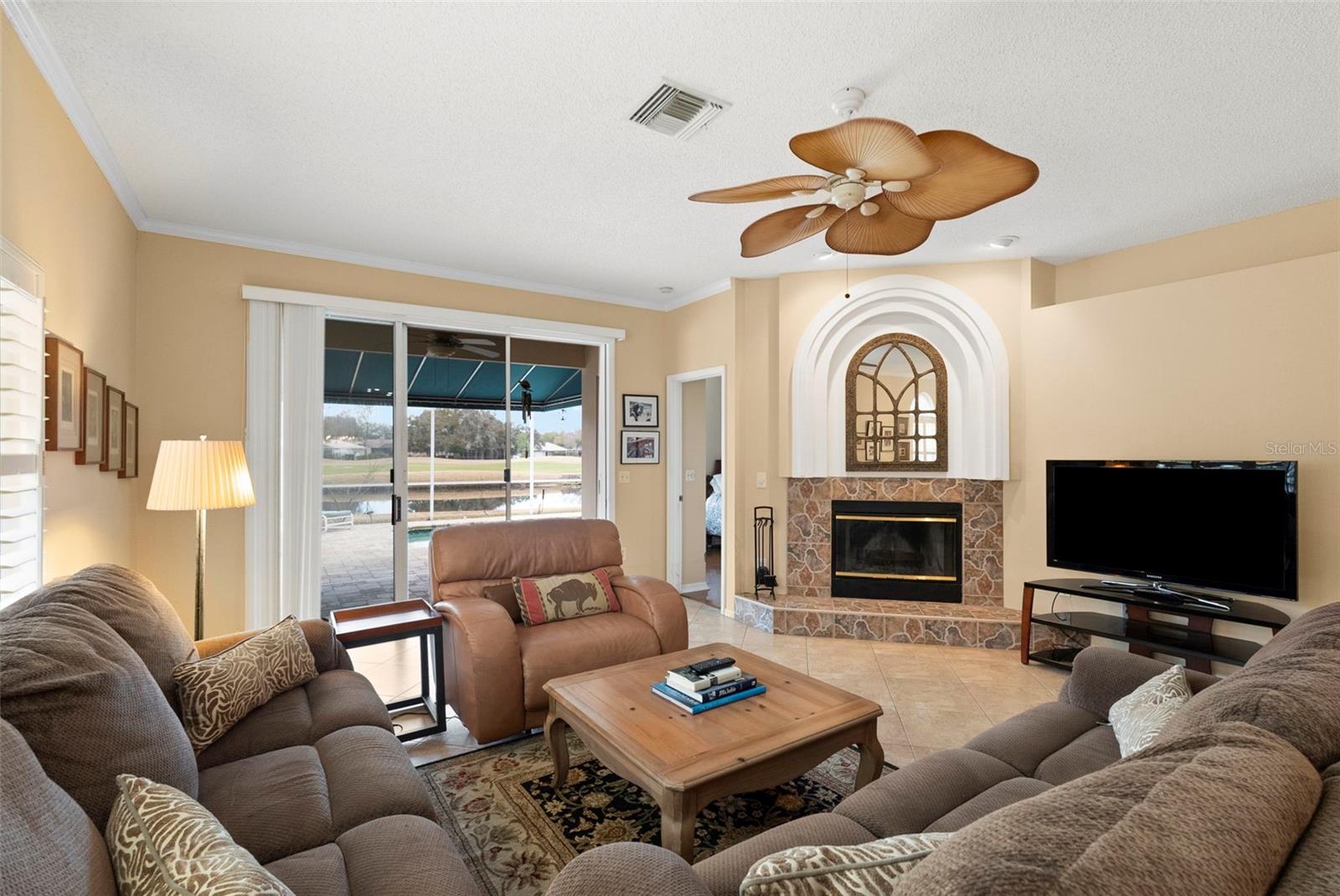 Listing photo id 8 for 1040 Dartford Drive