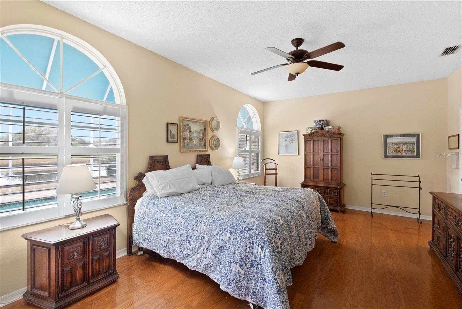 Listing photo id 12 for 1040 Dartford Drive