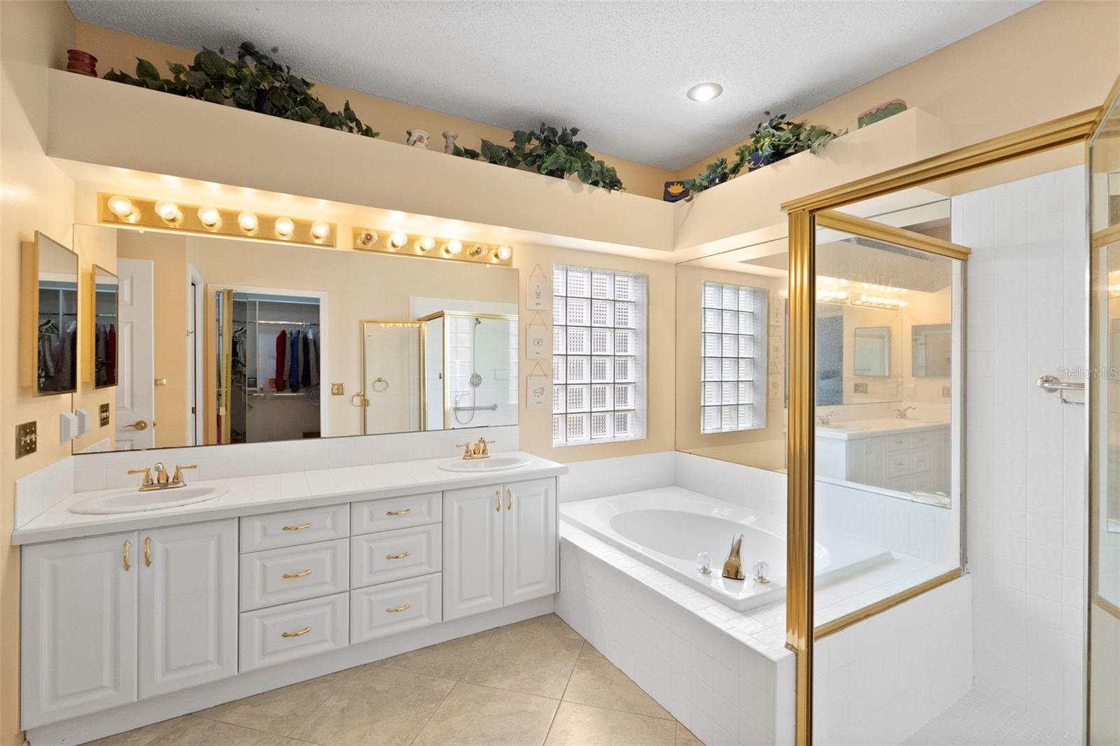 Listing photo id 15 for 1040 Dartford Drive